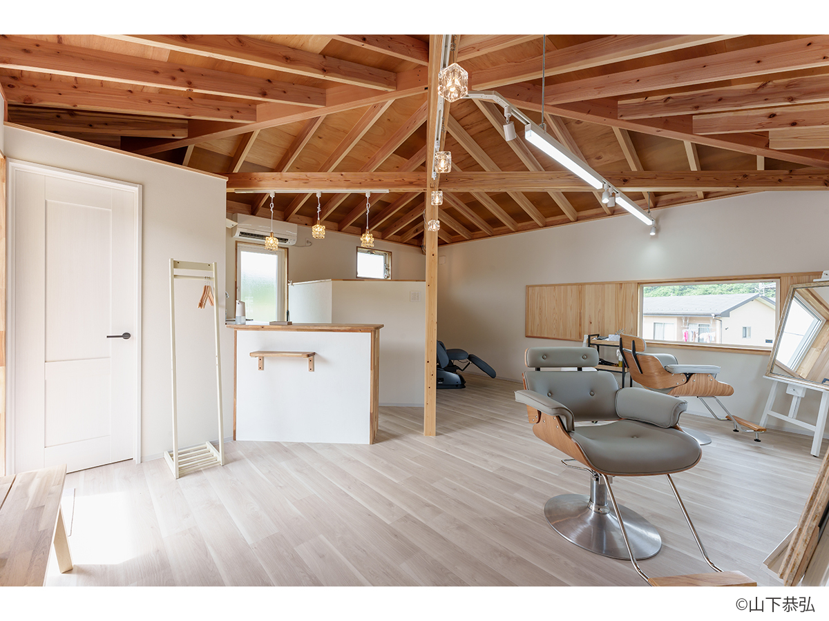 白ベースの壁と木の小屋組がおしゃれな美容室re:peco-1