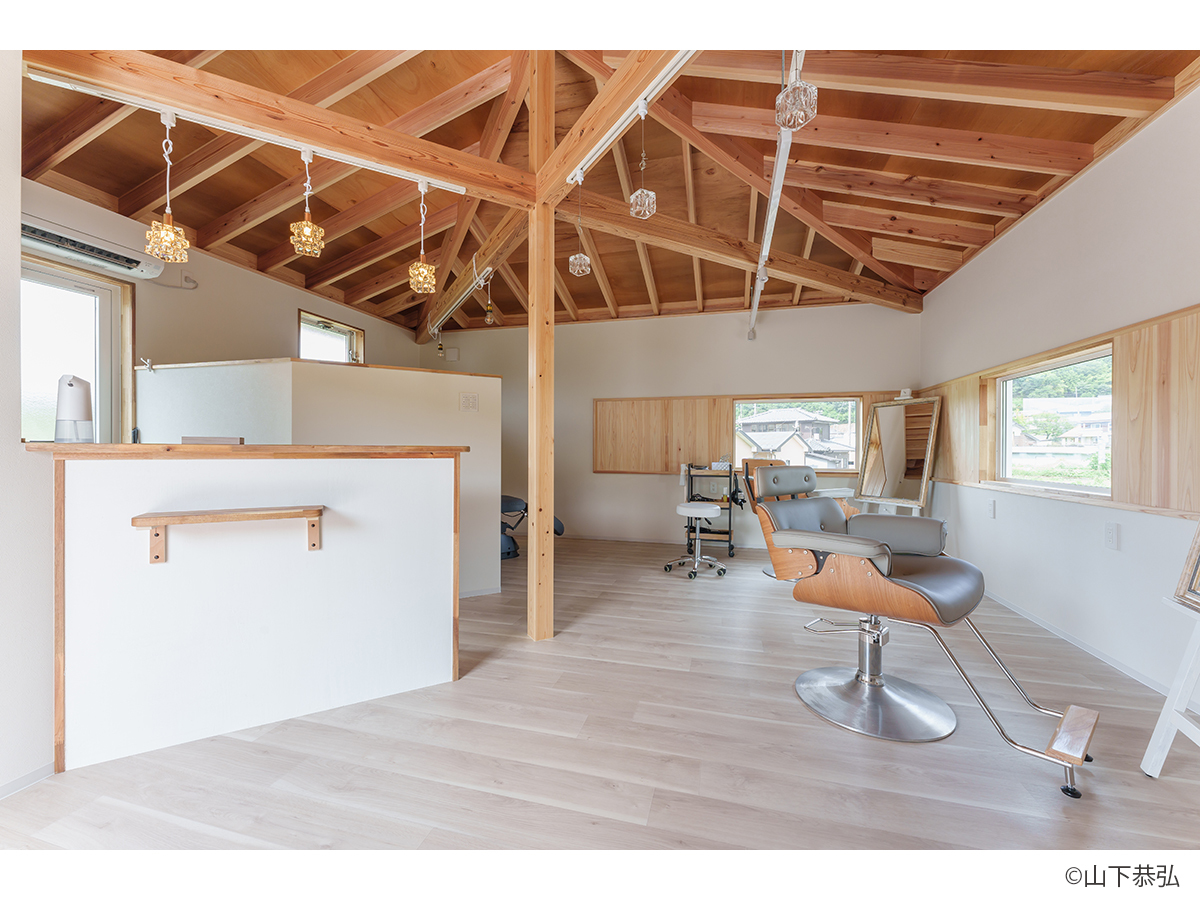 白ベースの壁と木の小屋組がおしゃれな美容室re:peco-2