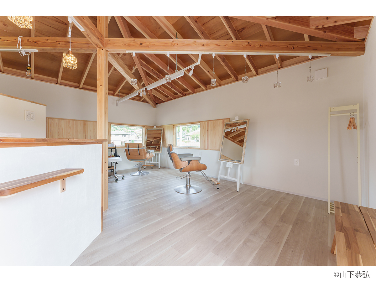 白ベースの壁と木の小屋組がおしゃれな美容室re:peco-3