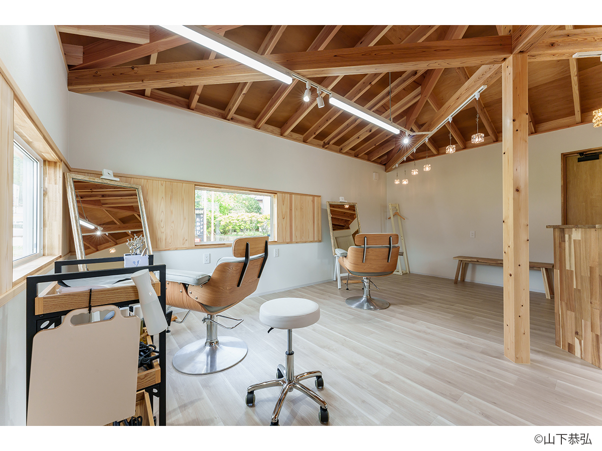 白ベースの壁と木の小屋組がおしゃれな美容室re:peco-4