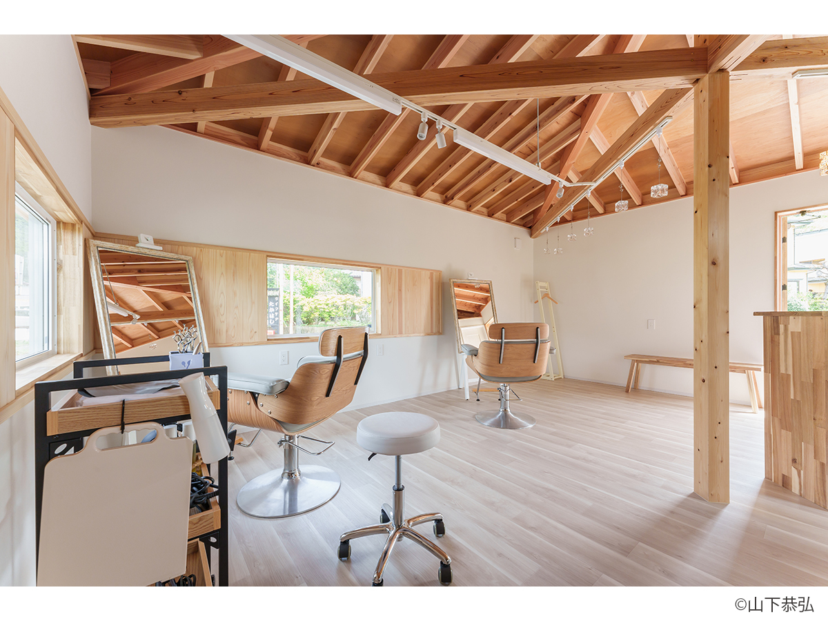 白ベースの壁と木の小屋組がおしゃれな美容室re:peco-5