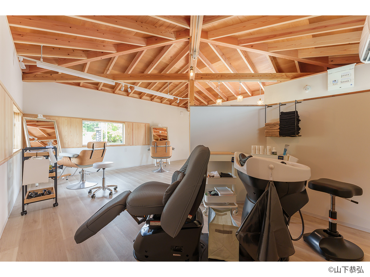 白ベースの壁と木の小屋組がおしゃれな美容室re:peco-6