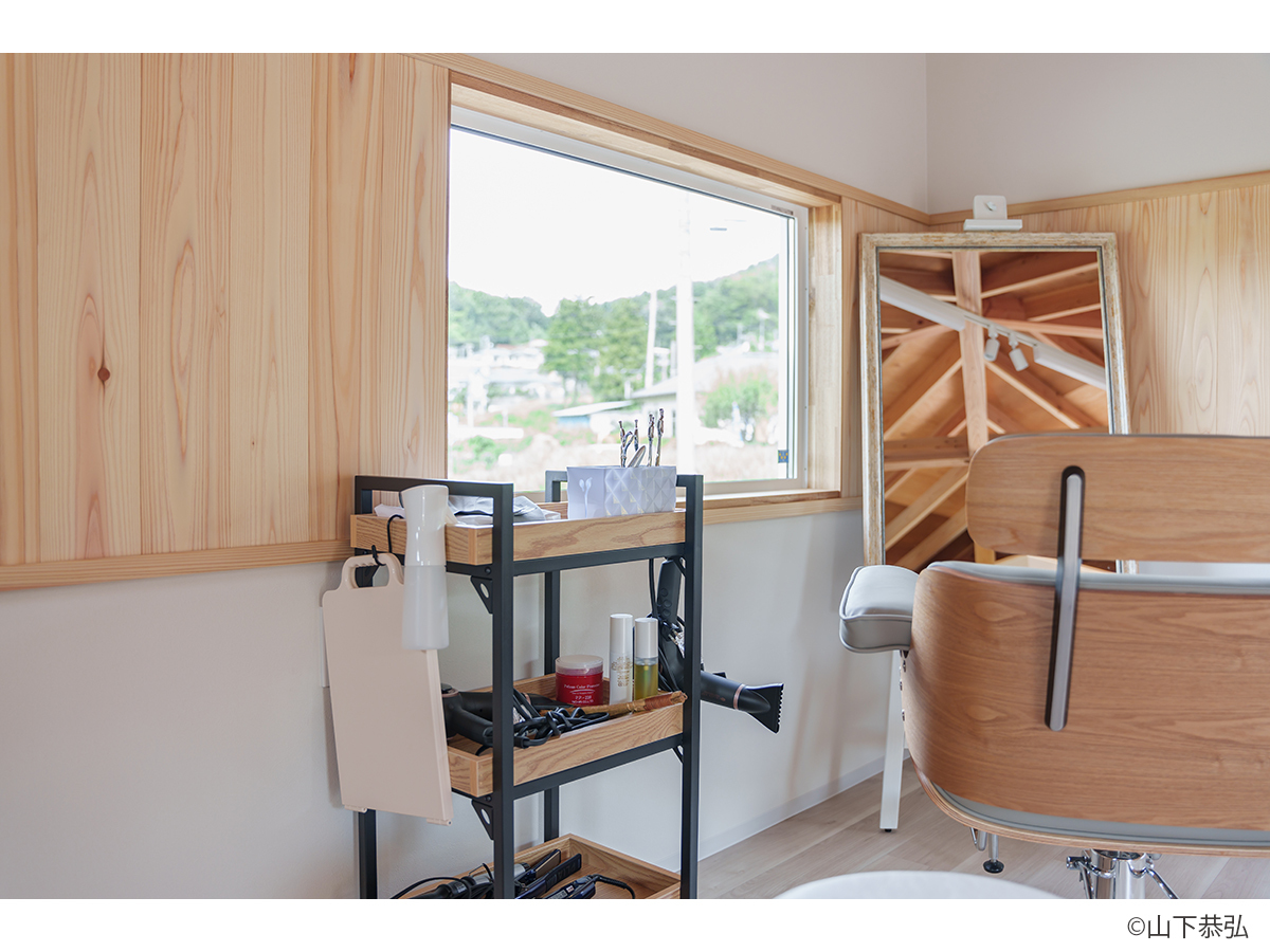 白ベースの壁と木の小屋組がおしゃれな美容室re:peco-8