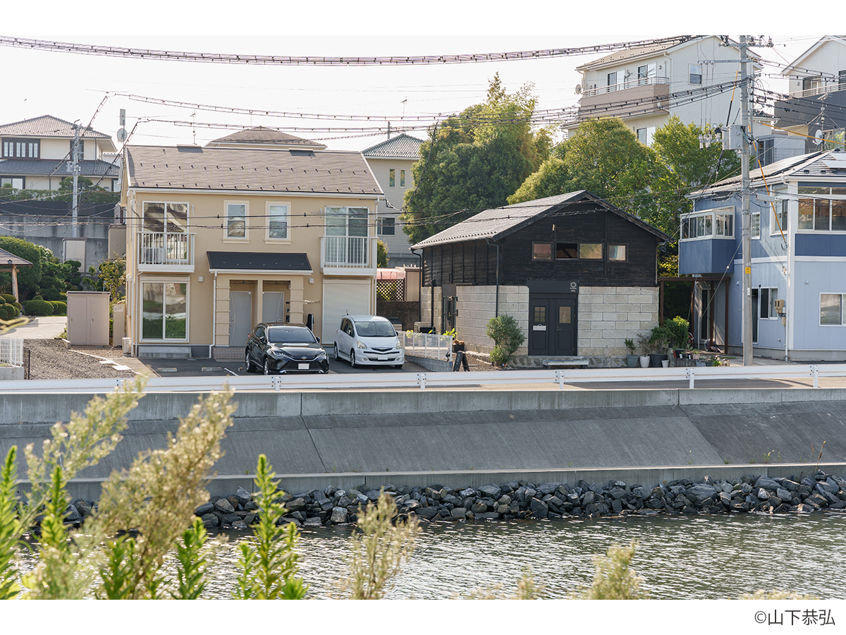 倉庫蔵をリノベーションした貞山運河沿いの隠れ家的カフェ外観-1