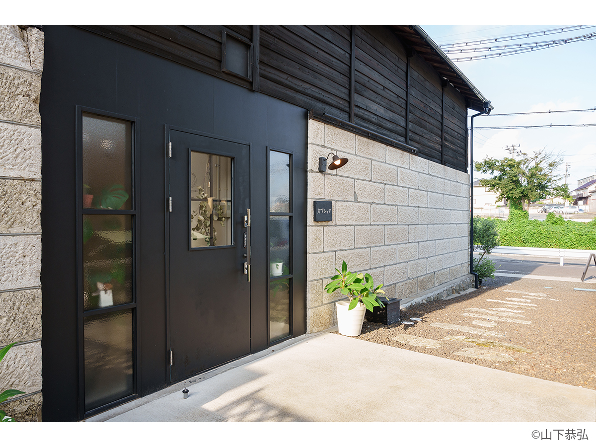 倉庫蔵をリノベーションした貞山運河沿いの隠れ家的カフェ外観-5