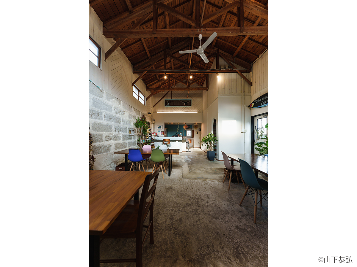 倉庫蔵の雰囲気を生かしながらリノベーションした貞山運河沿いのおしゃれなカフェインテリア-1