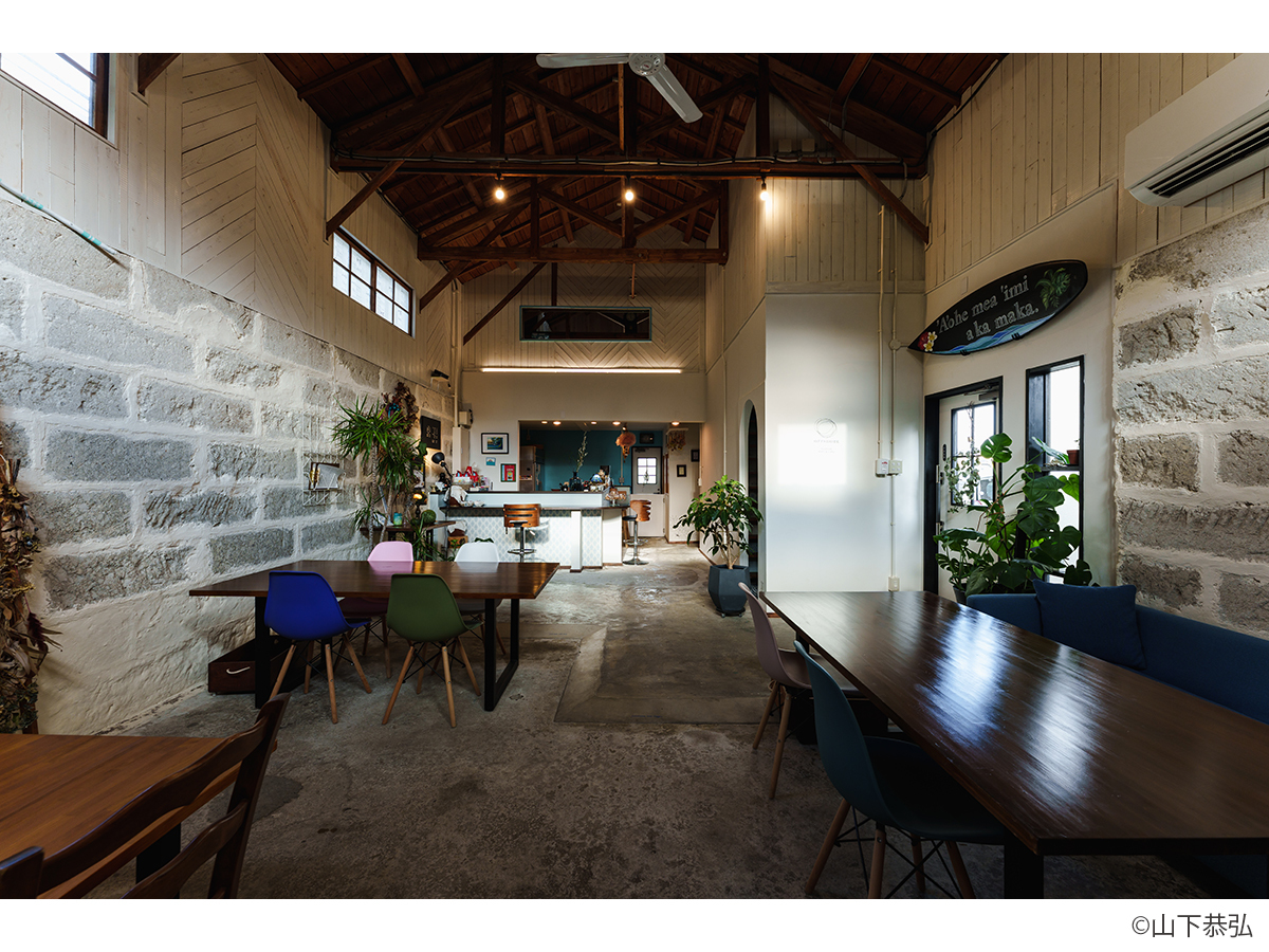 倉庫蔵の雰囲気を生かしながらリノベーションした貞山運河沿いのおしゃれなカフェインテリア-2