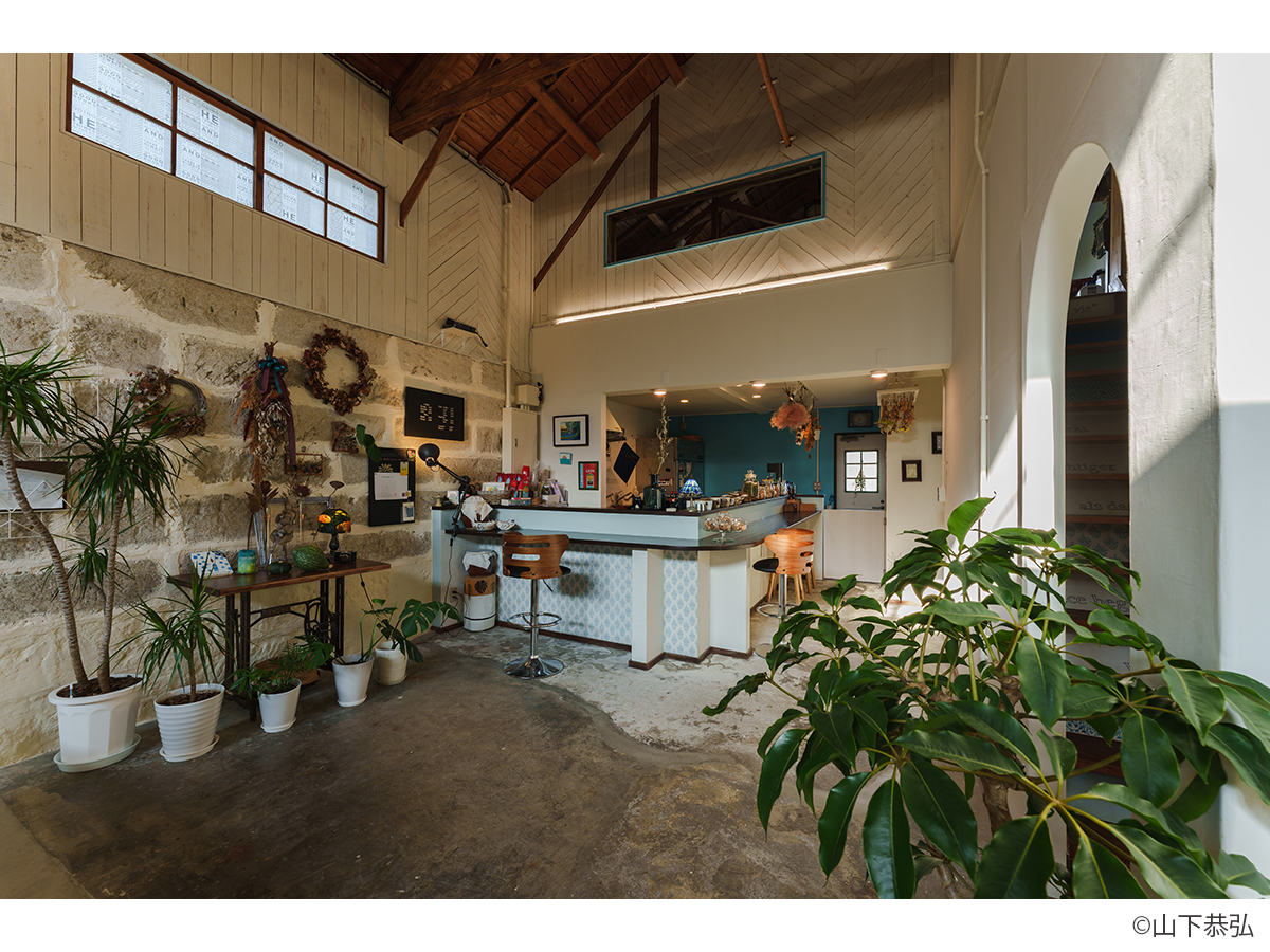 倉庫蔵の雰囲気を生かしながらリノベーションした貞山運河沿いのおしゃれなカフェインテリア-3