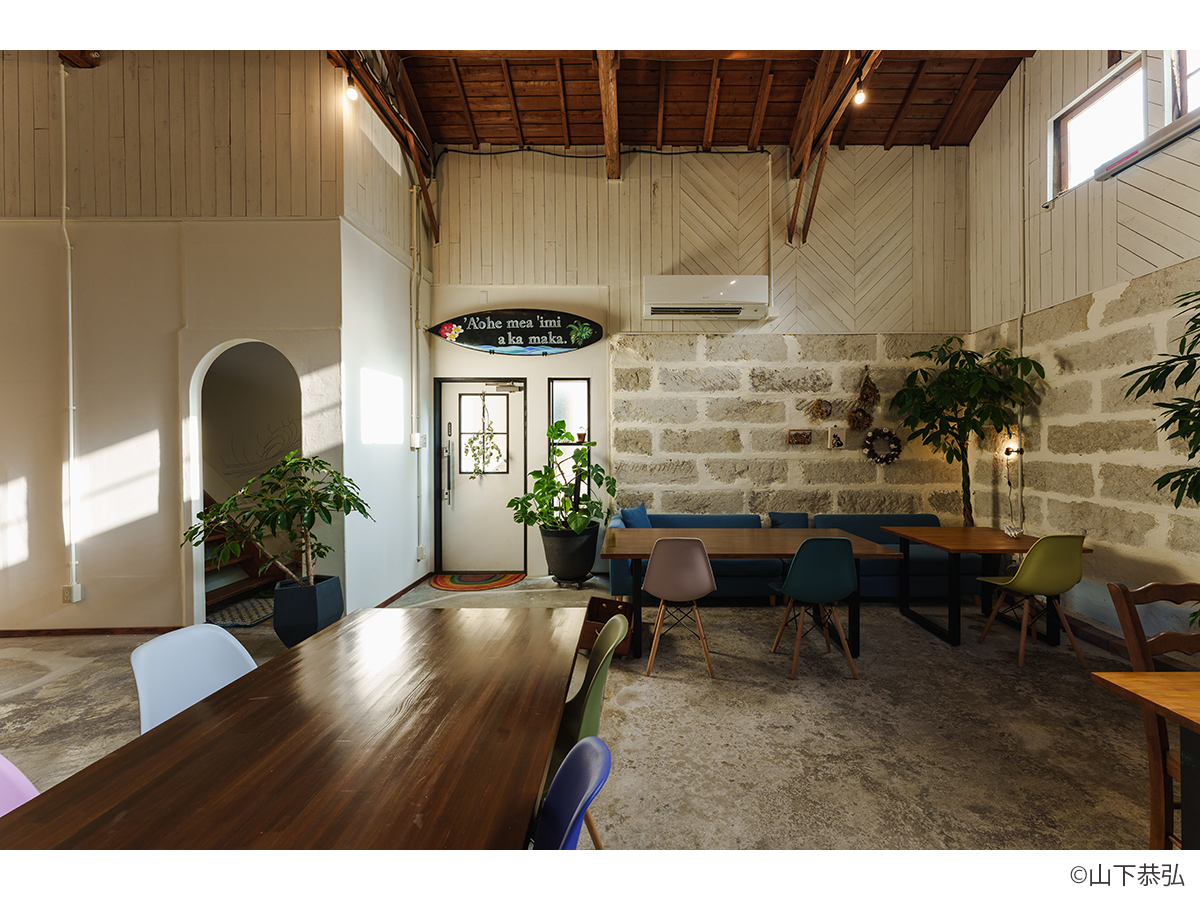 倉庫蔵の雰囲気を生かしながらリノベーションした貞山運河沿いのおしゃれなカフェインテリア-5