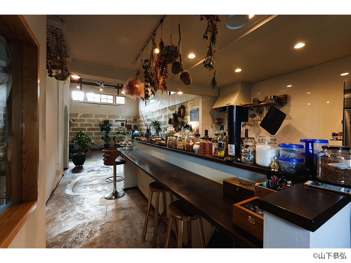 倉庫蔵の雰囲気を生かしながらリノベーションした貞山運河沿いのおしゃれなカフェインテリア-6