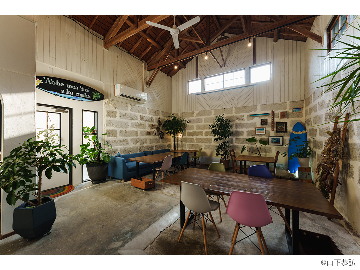 倉庫蔵の雰囲気を生かしながらリノベーションした貞山運河沿いのおしゃれなカフェインテリア-7