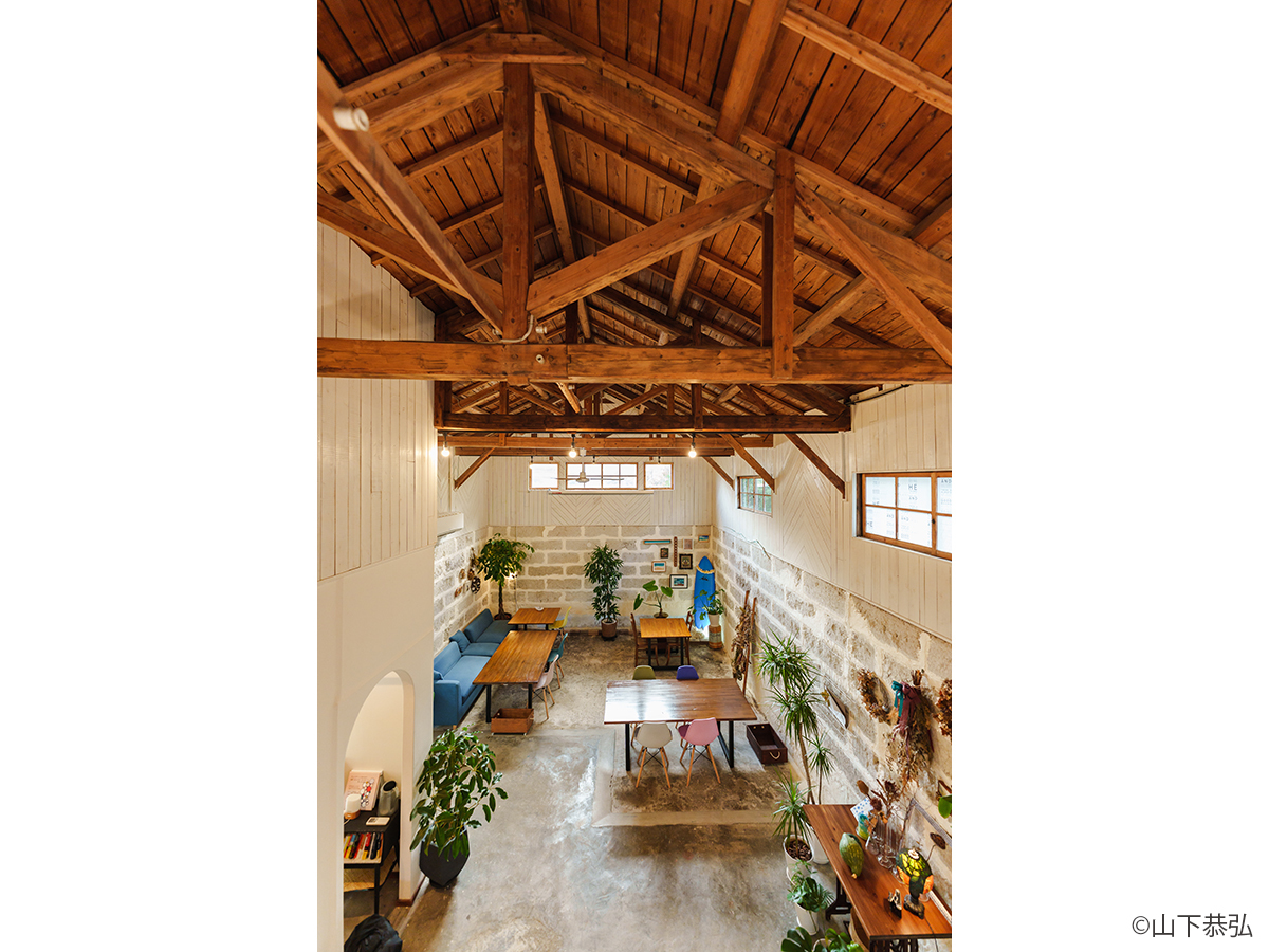 倉庫蔵の雰囲気を生かしながらリノベーションした貞山運河沿いのおしゃれなカフェインテリア-11