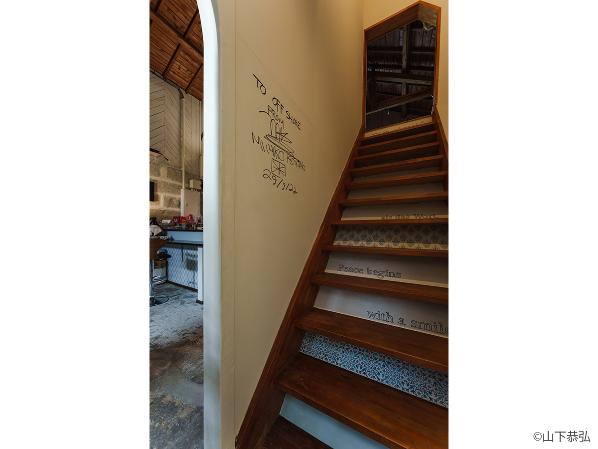 倉庫蔵の雰囲気を生かしながらリノベーションした貞山運河沿いのおしゃれなカフェの階段