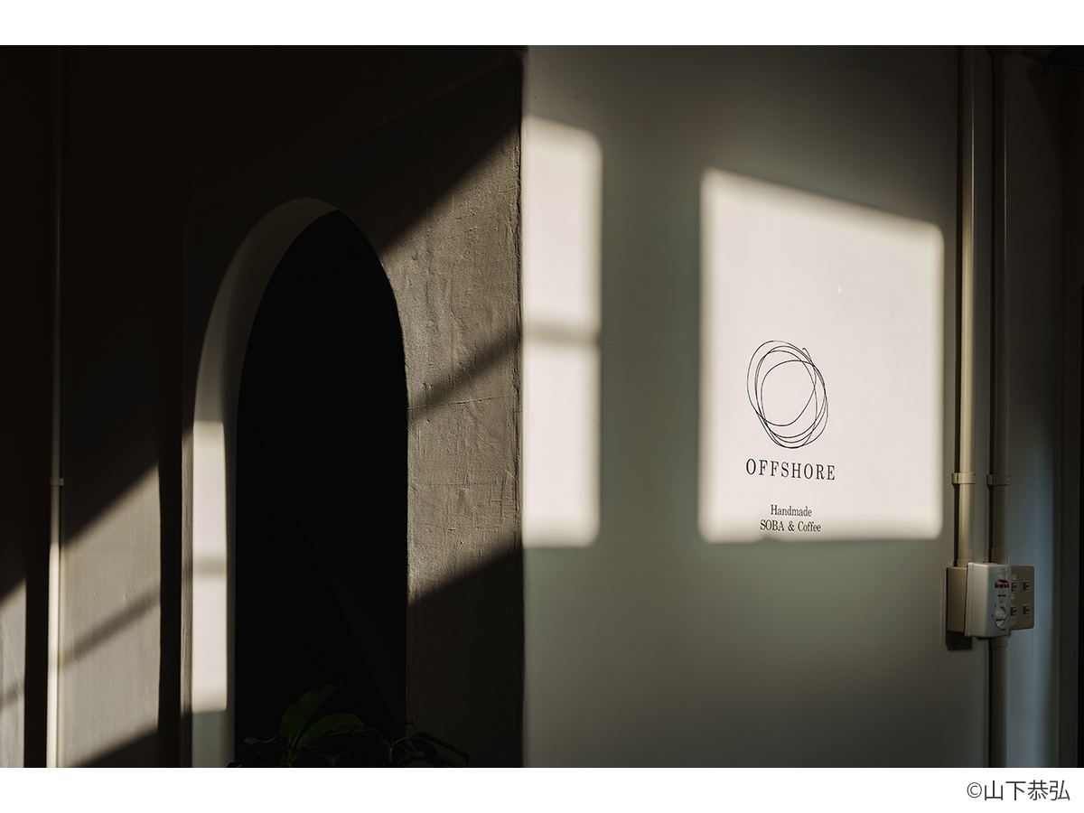 倉庫蔵の雰囲気を生かしながらリノベーションした貞山運河沿いのおしゃれなカフェのサイン