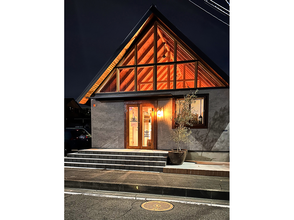 音響的な空間のジャズ＆ワインバーparagonian外観夜