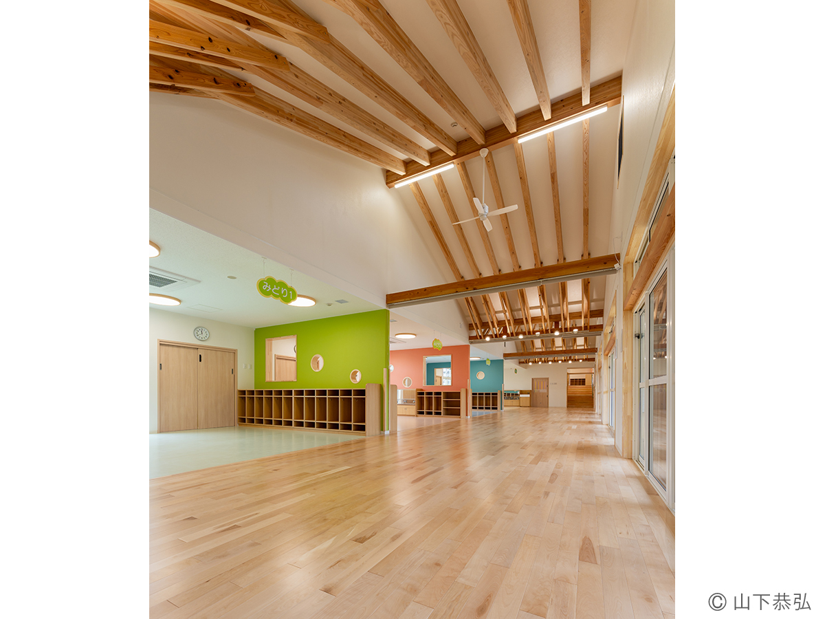 保育室・教室が緩やかにつながるわくわくゆめの樹こども園1
