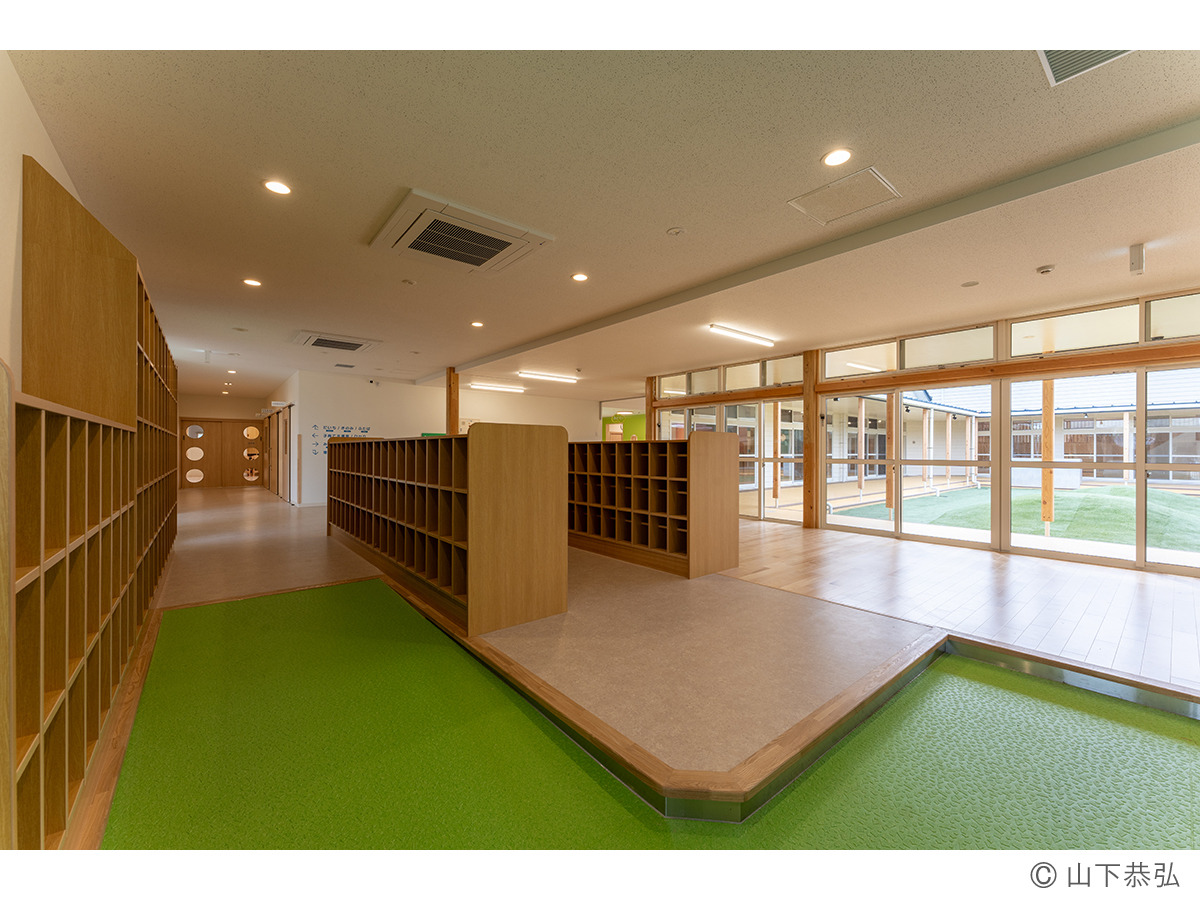 中庭に面して明るいエントランス