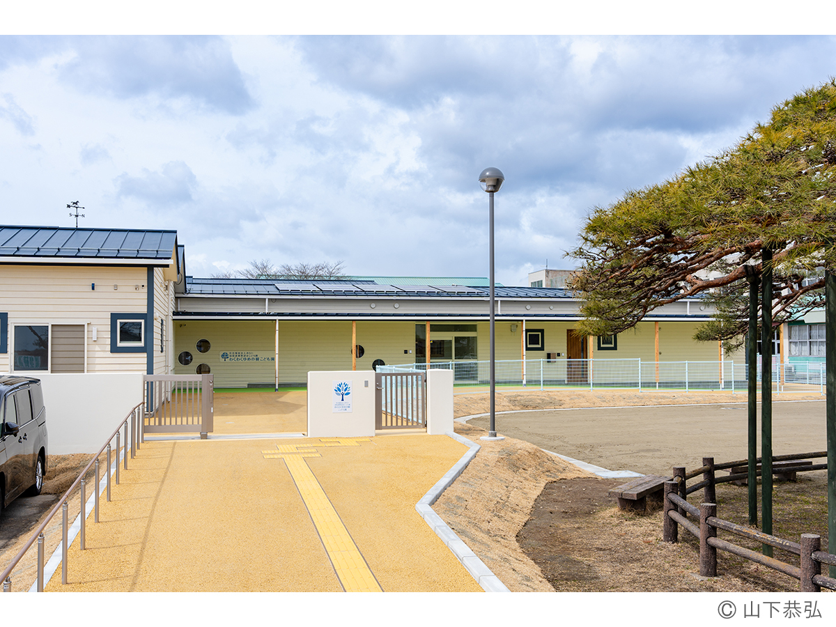切妻屋根が連続するわくわくゆめの樹こども園外観１