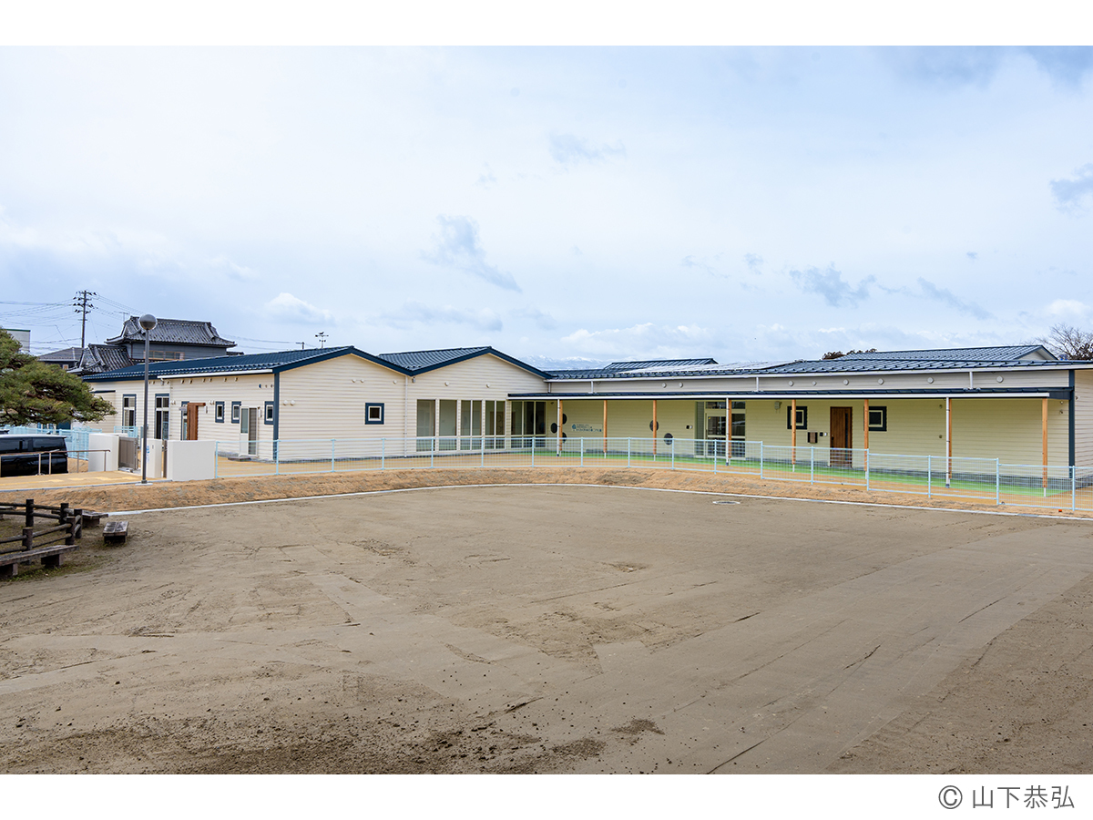 切妻屋根が連続するわくわくゆめの樹こども園外観2