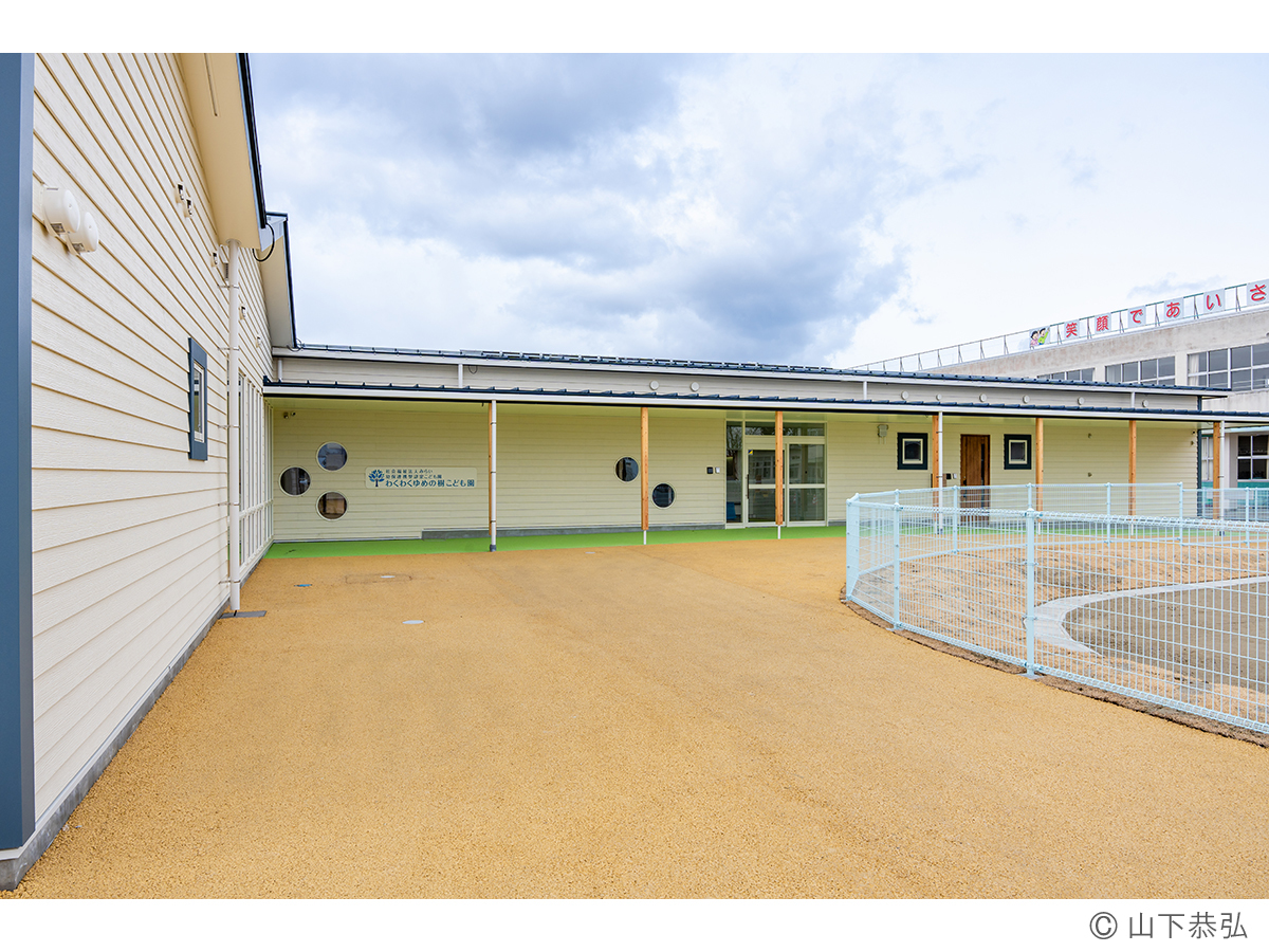 切妻屋根が連続するわくわくゆめの樹こども園外観3