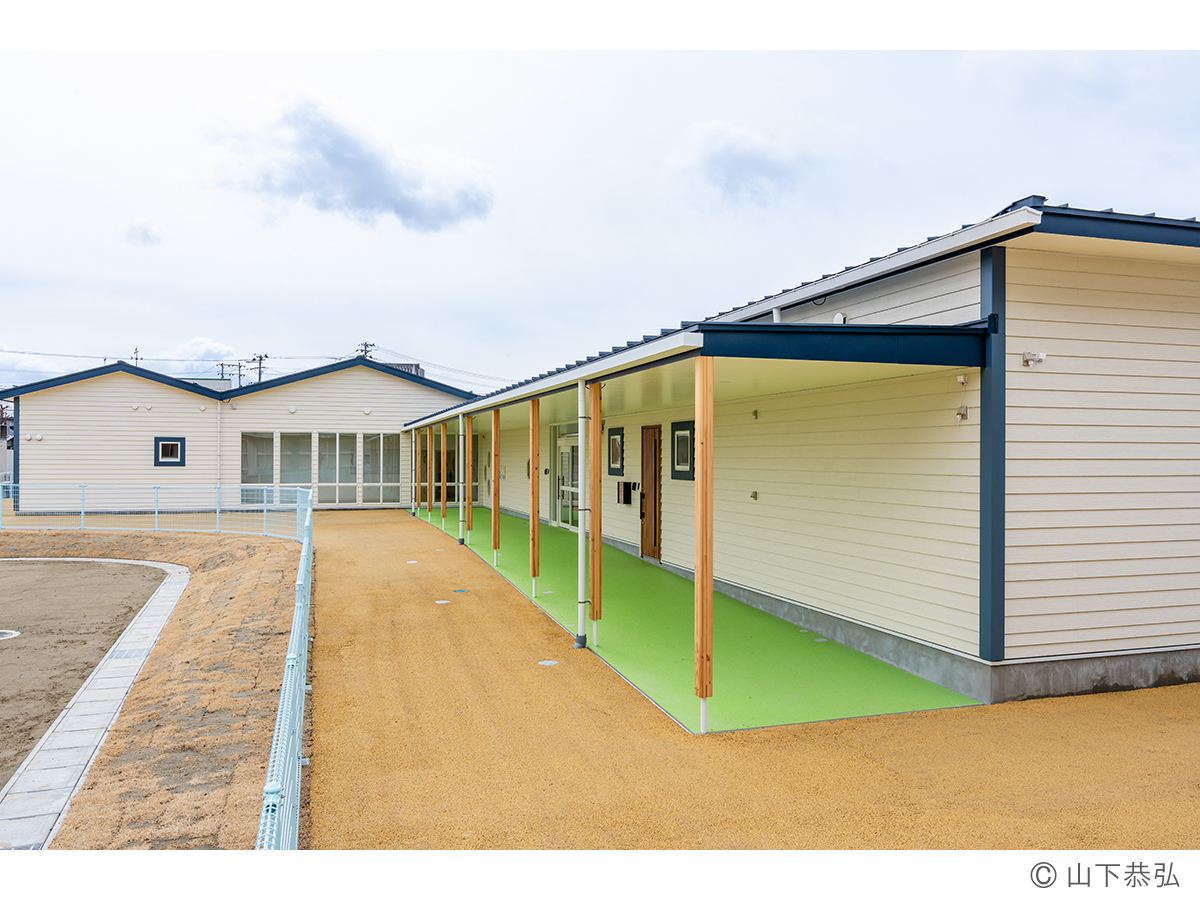 切妻屋根が連続するわくわくゆめの樹こども園外観4