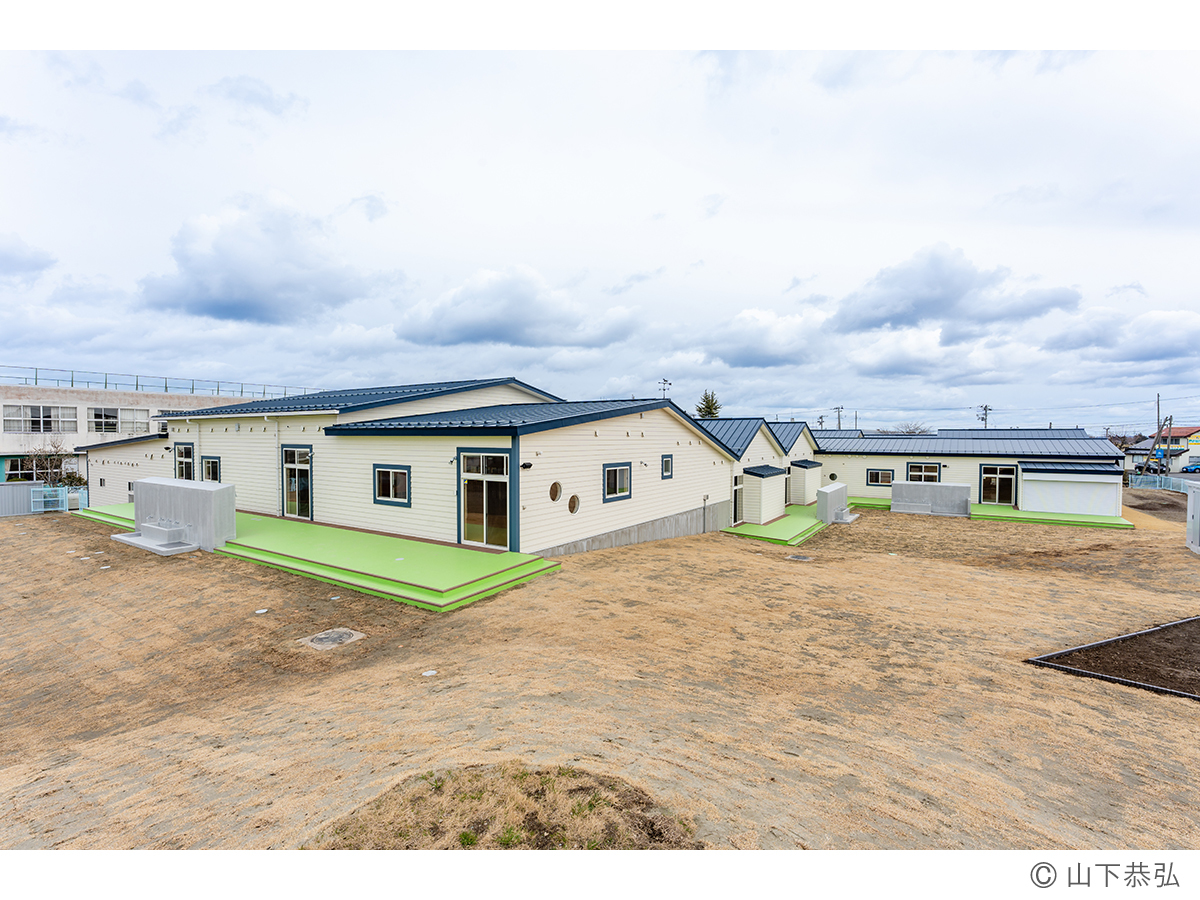 切妻屋根が連続するわくわくゆめの樹こども園外観5