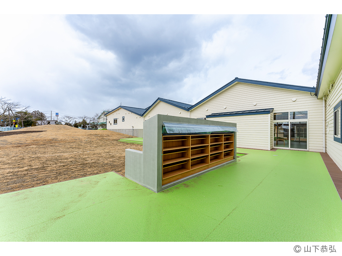 切妻屋根が連続するわくわくゆめの樹こども園外観6