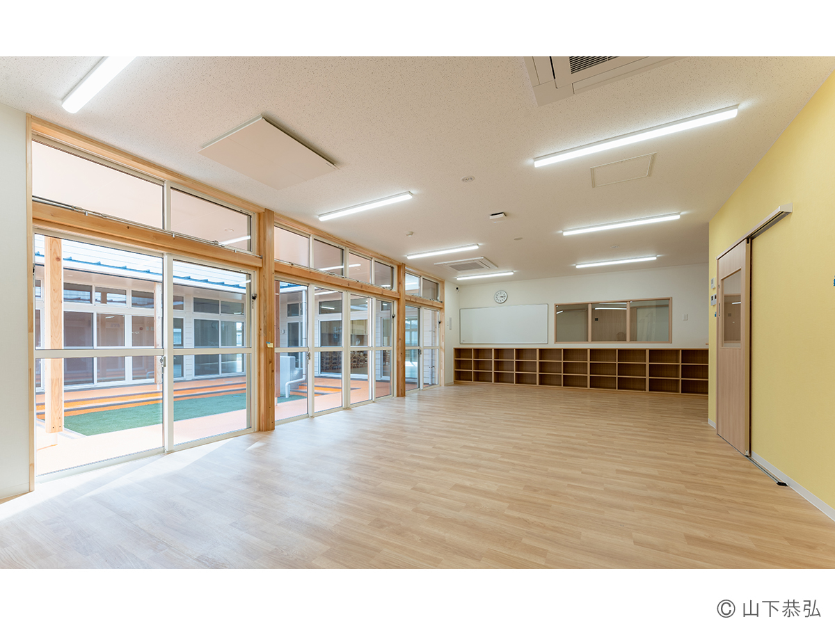 中庭に面して明るいわくわくゆめの樹こども園子育て支援室