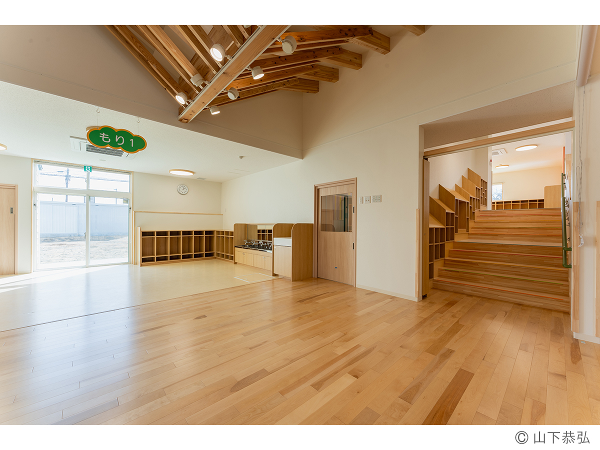 絵本コーナのある階段室とつながる教室