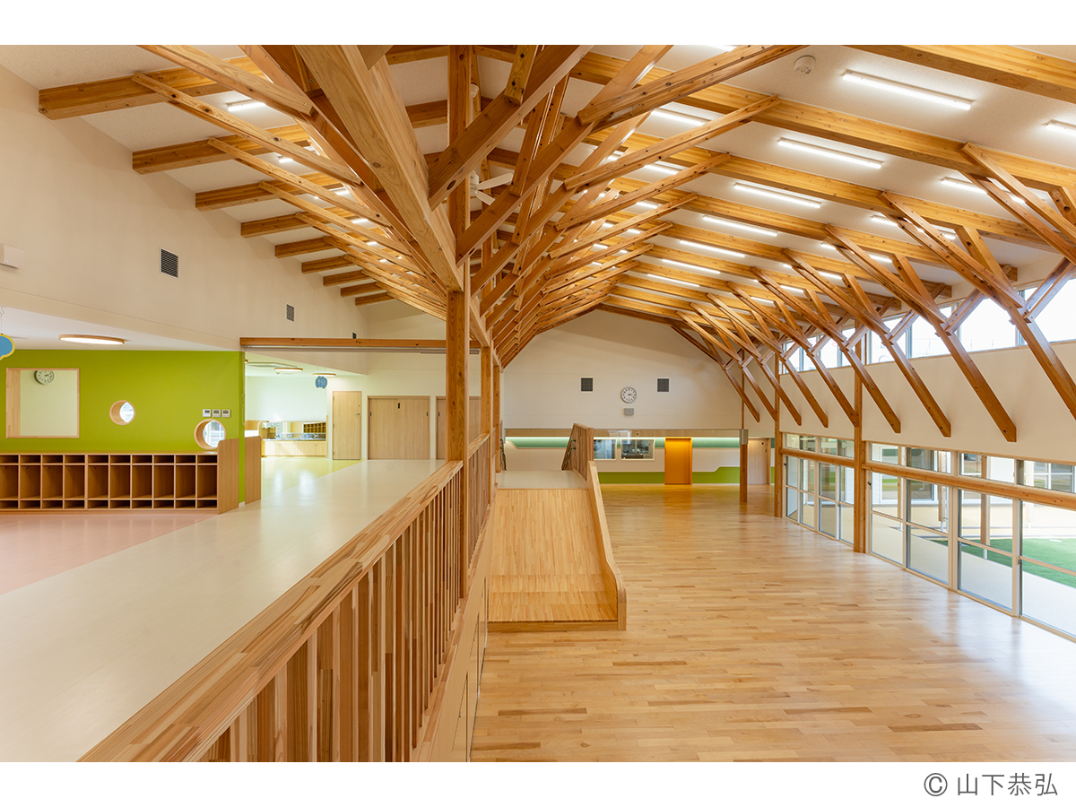 樹状の木架構に柔らかく包まれる遊戯室があるわくわくゆめの樹こども園1