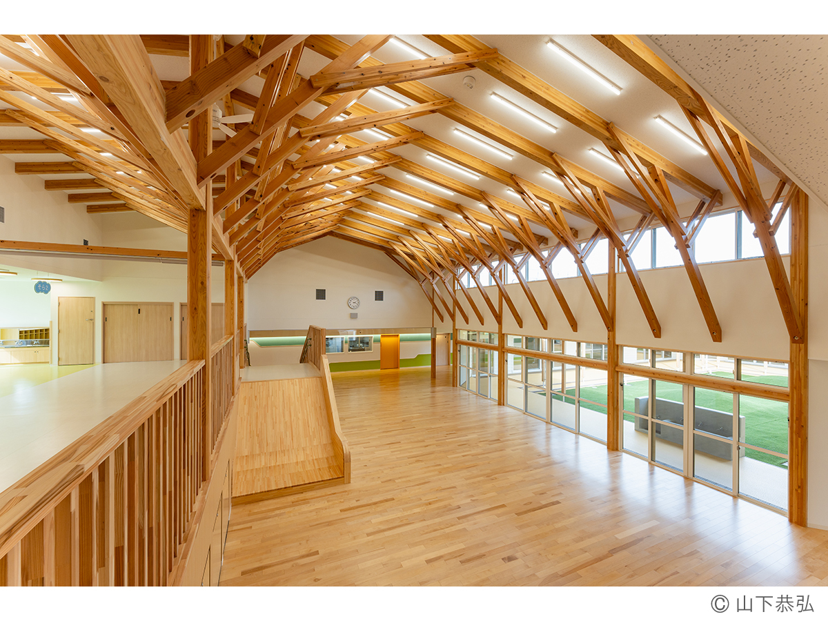 樹状の木架構に柔らかく包まれる遊戯室があるわくわくゆめの樹こども園2