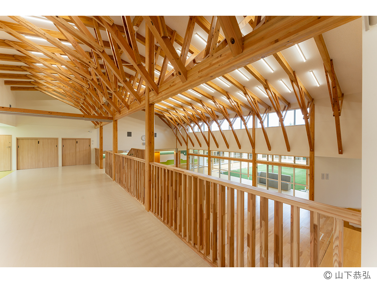 樹状の木架構に柔らかく包まれる遊戯室があるわくわくゆめの樹こども園3