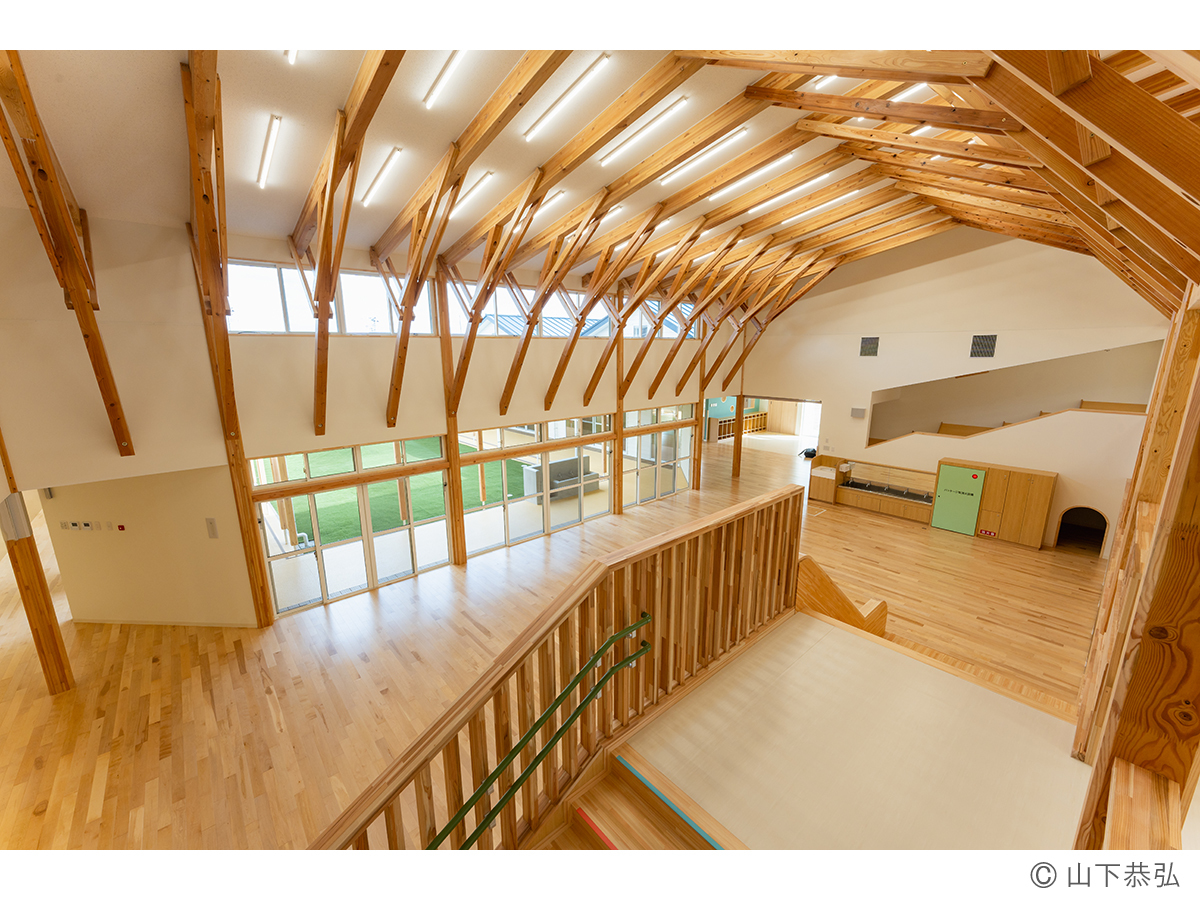 樹状の木架構に柔らかく包まれる遊戯室があるわくわくゆめの樹こども園4
