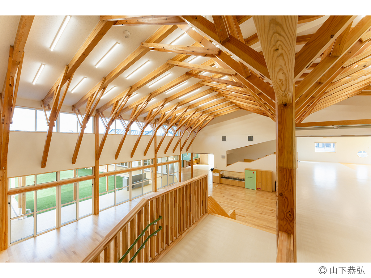 樹状の木架構に柔らかく包まれる遊戯室があるわくわくゆめの樹こども園5