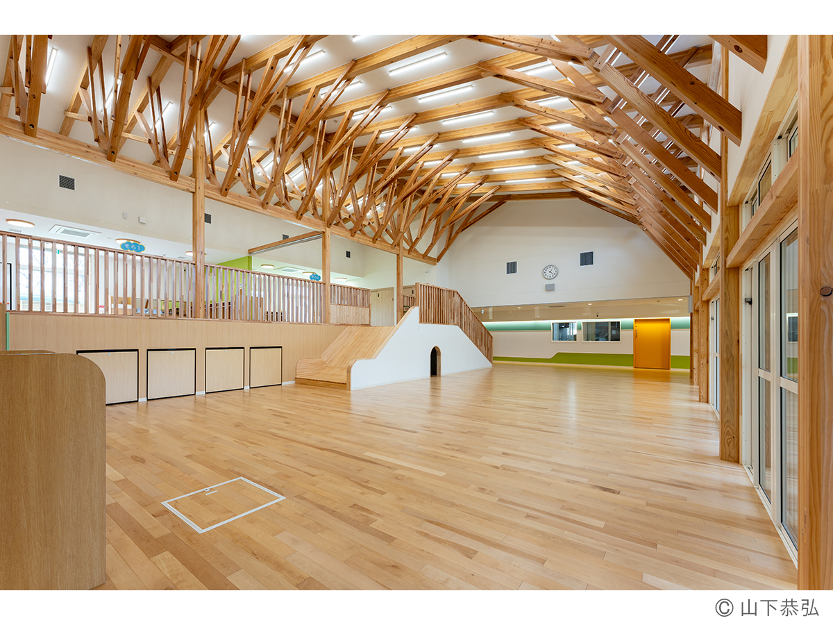 樹状の木架構に柔らかく包まれる遊戯室があるわくわくゆめの樹こども園6