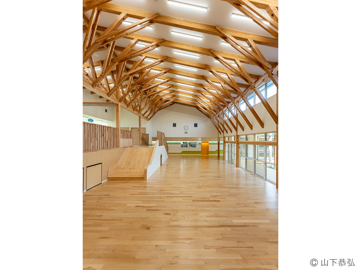 樹状の木架構に柔らかく包まれる遊戯室があるわくわくゆめの樹こども園8