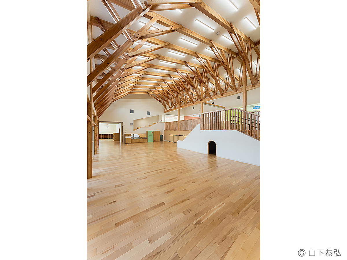 樹状の木架構に柔らかく包まれる遊戯室があるわくわくゆめの樹こども園9