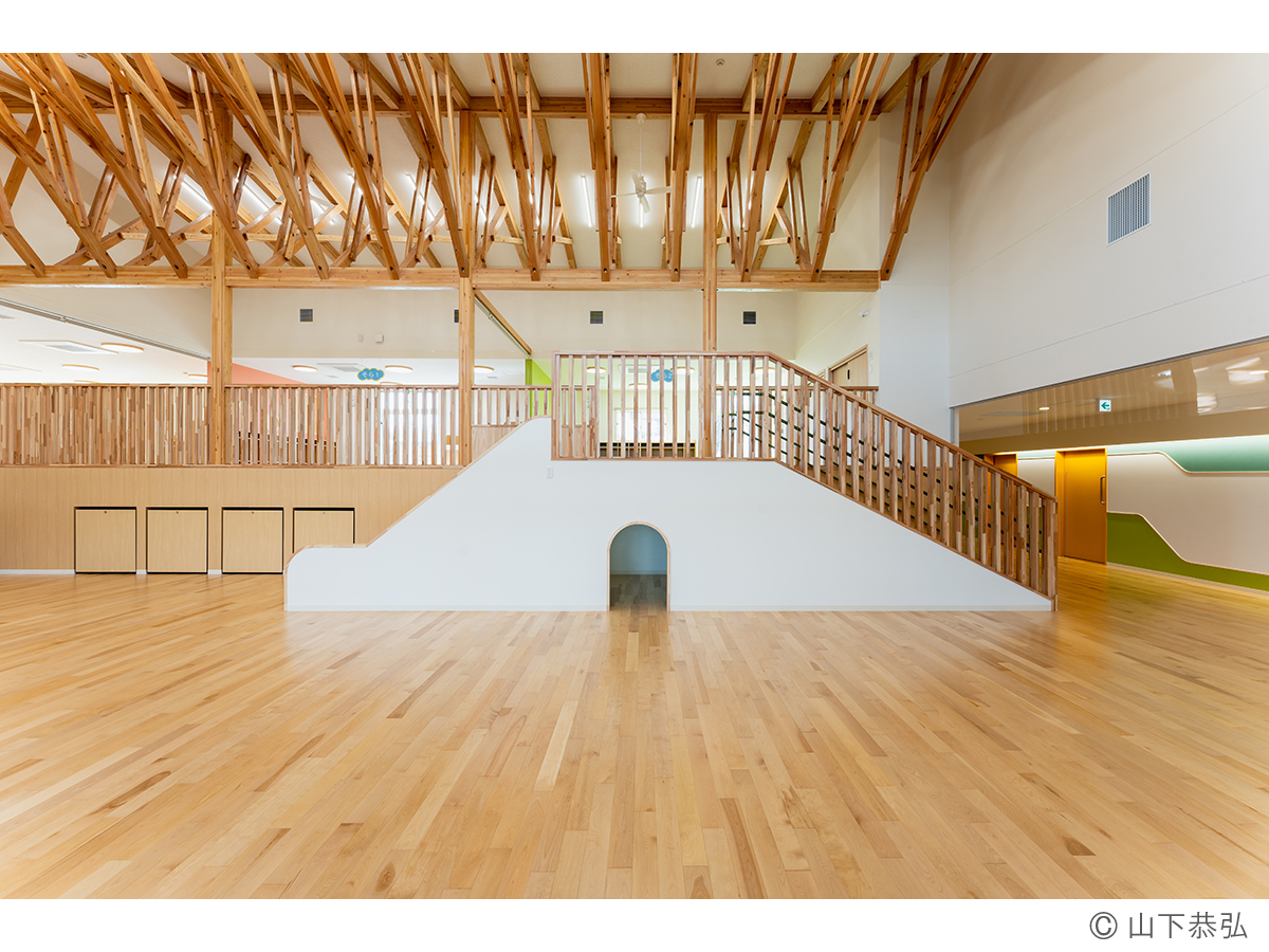 樹状の木架構に柔らかく包まれる遊戯室があるわくわくゆめの樹こども園11