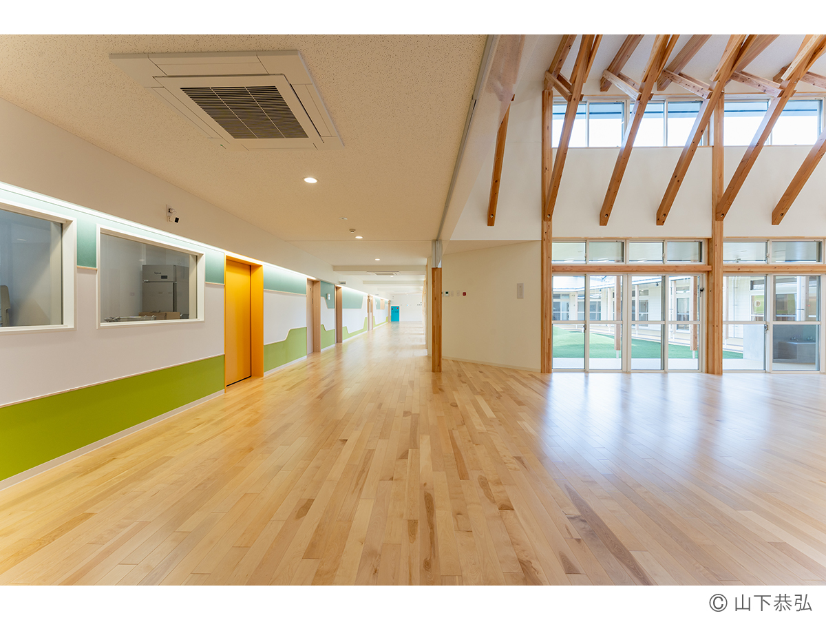 樹状の木架構に柔らかく包まれる遊戯室があるわくわくゆめの樹こども園12