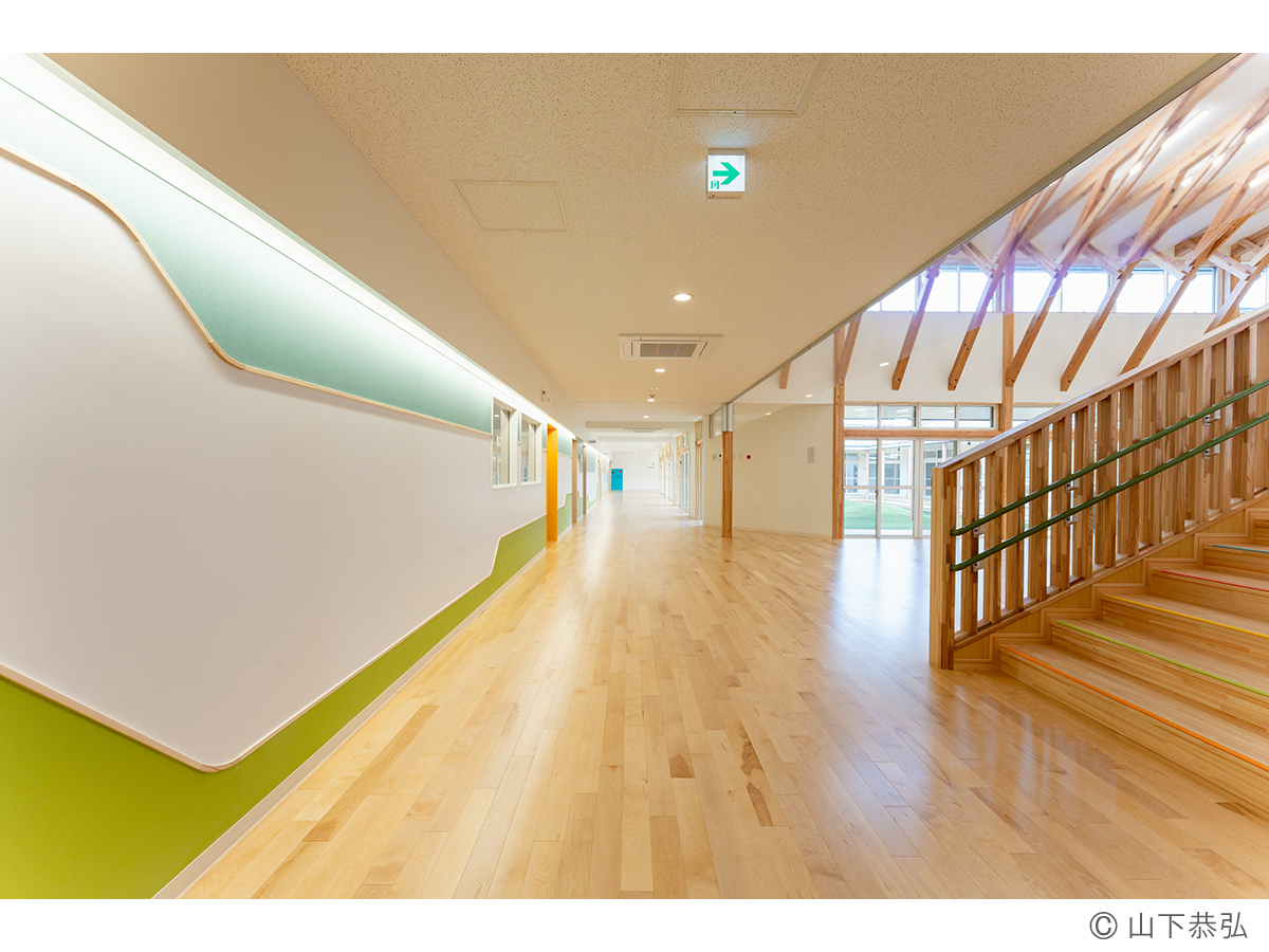 樹状の木架構に柔らかく包まれる遊戯室があるわくわくゆめの樹こども園13