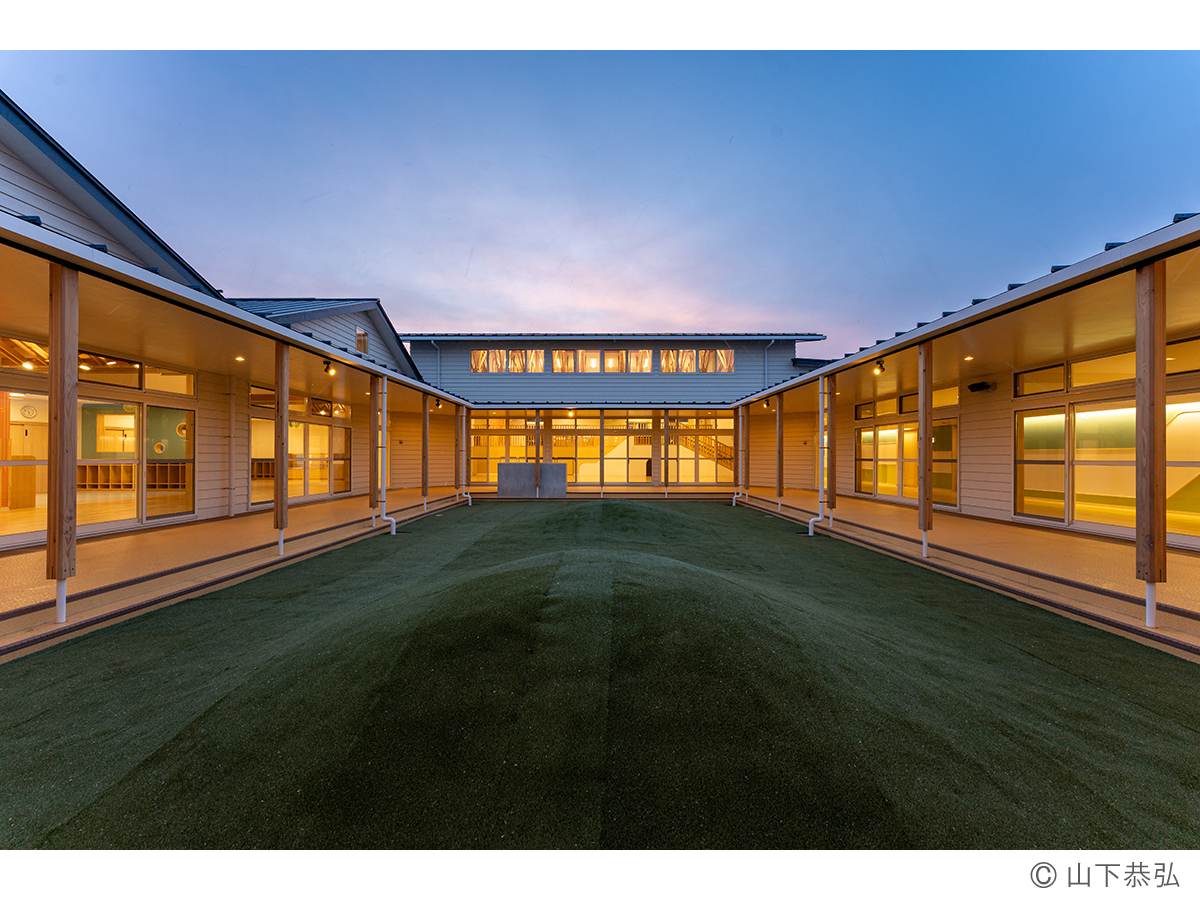 風を気にせず遊べる大きな中庭のあるわくわくゆめの樹こども園夕景6