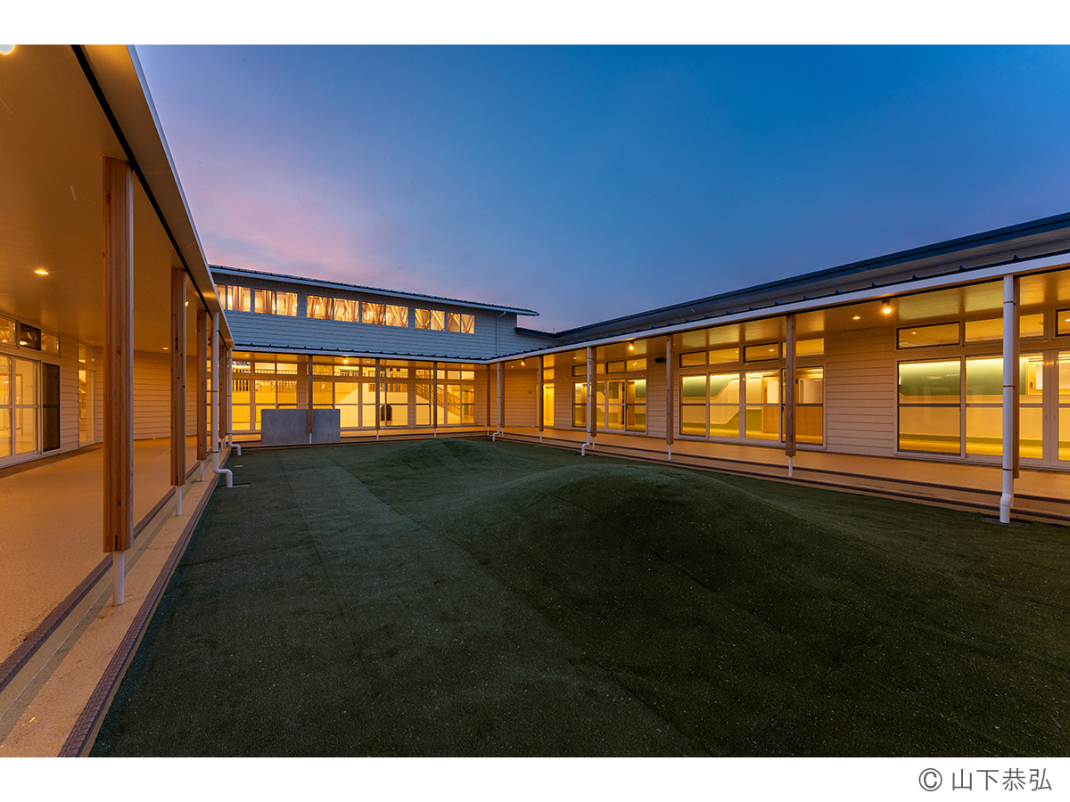 風を気にせず遊べる大きな中庭のあるわくわくゆめの樹こども園夕景7