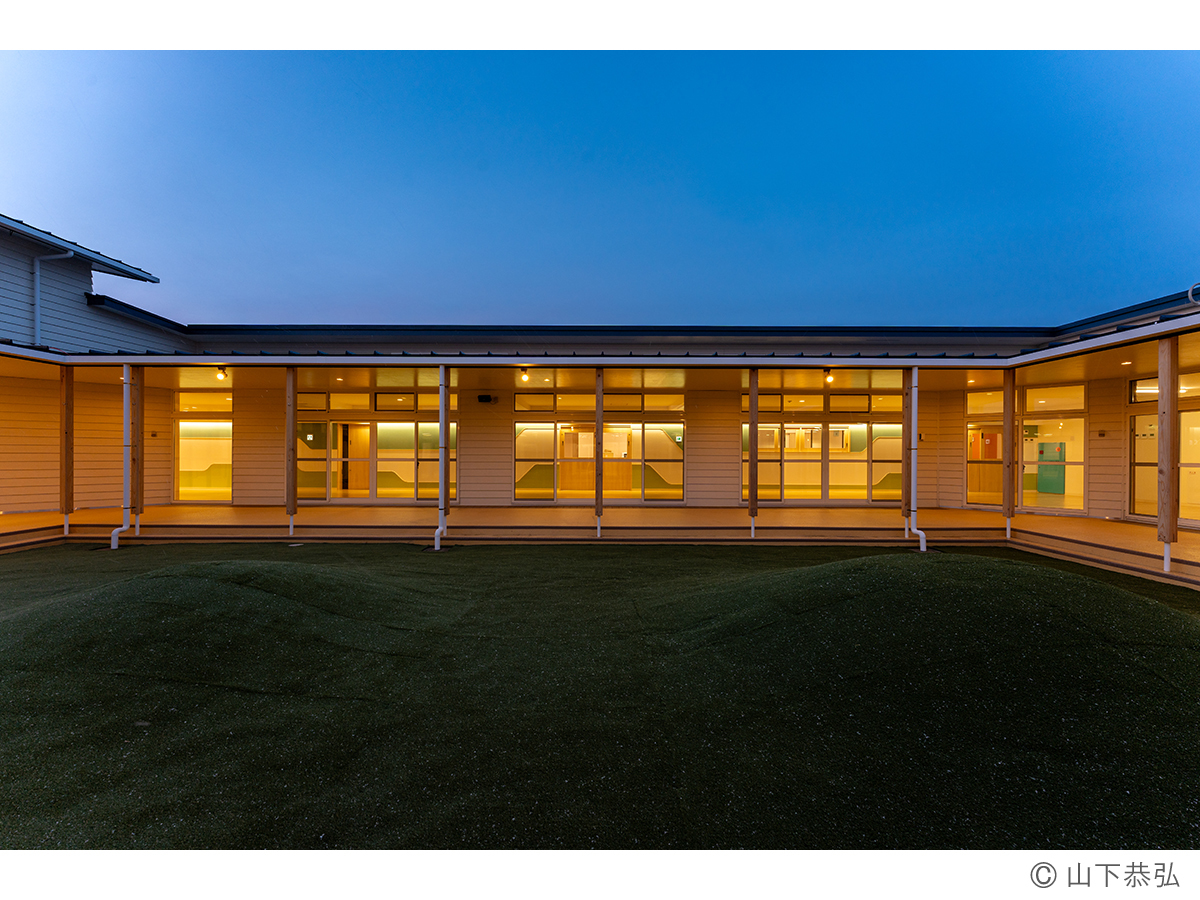 風を気にせず遊べる大きな中庭のあるわくわくゆめの樹こども園夕景8
