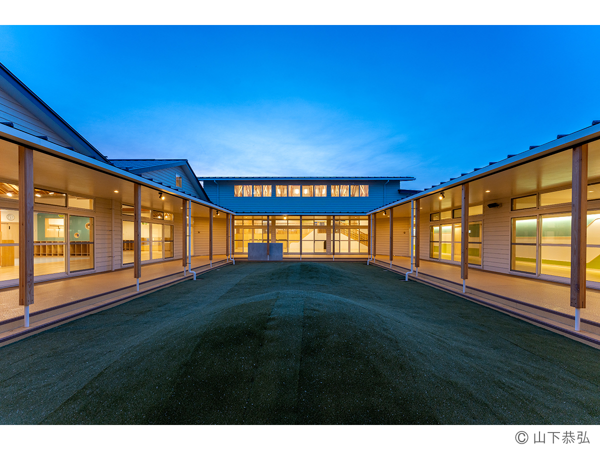 風を気にせず遊べる大きな中庭のあるわくわくゆめの樹こども園夕景4