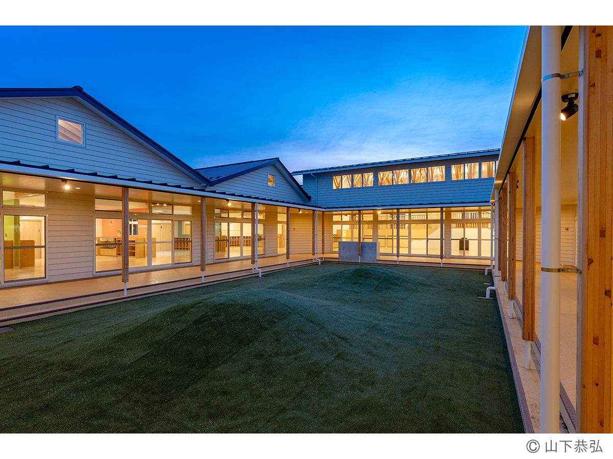 風を気にせず遊べる大きな中庭のあるわくわくゆめの樹こども園夕景1