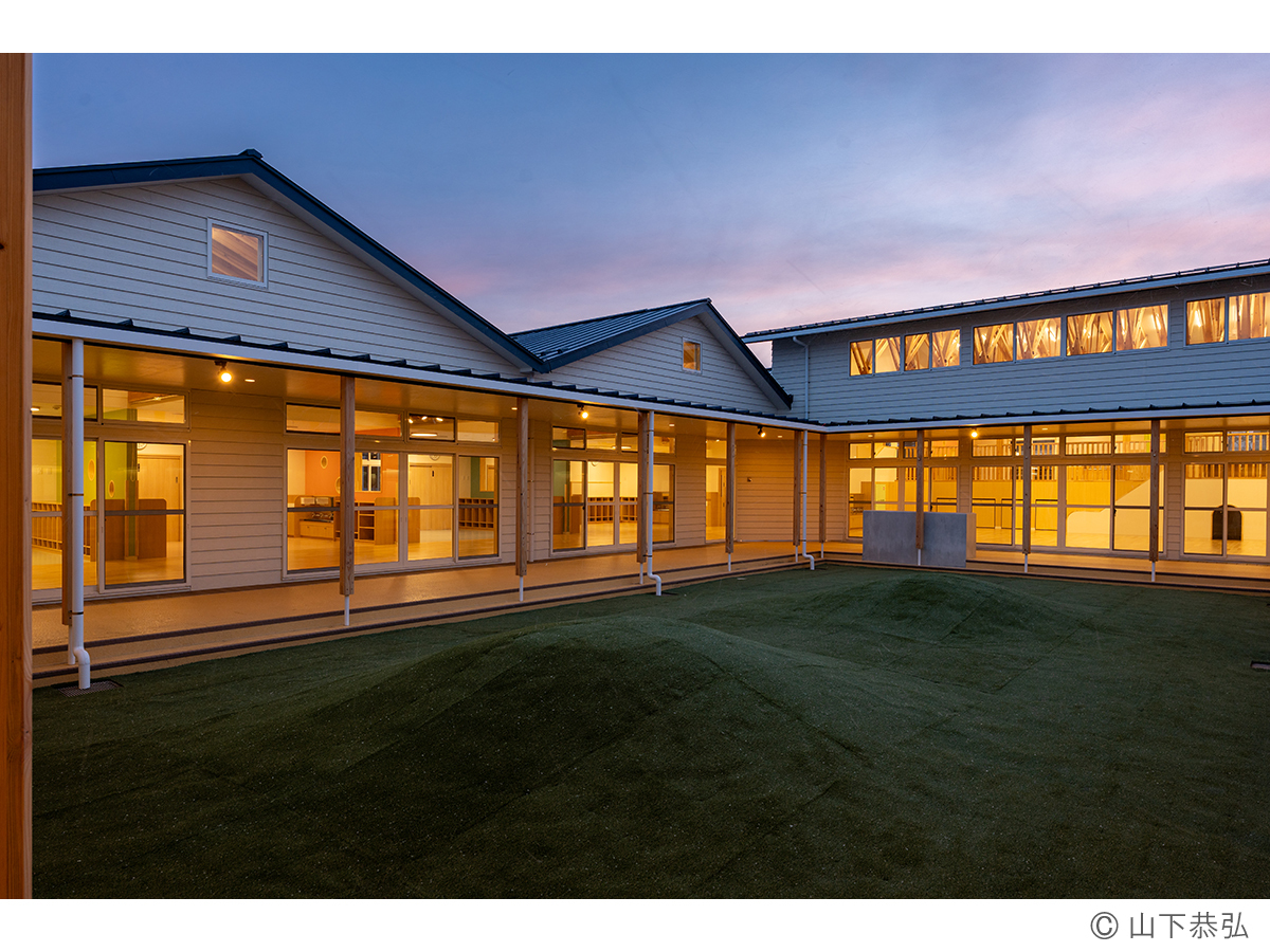 風を気にせず遊べる大きな中庭のあるわくわくゆめの樹こども園夕景5