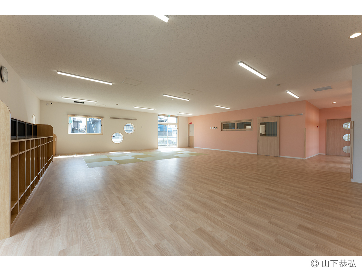 中庭に面して明るいわくわくゆめの樹こども園0歳児室1