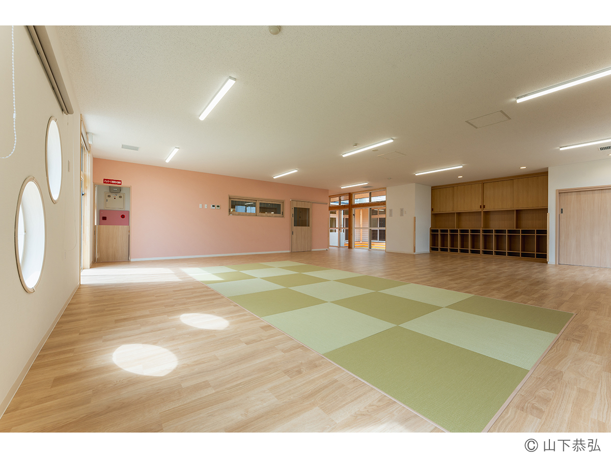 中庭に面して明るいわくわくゆめの樹こども園0歳児室2