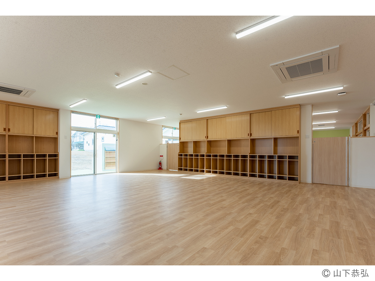 中庭に面して明るいわくわくゆめの樹こども園中庭に面する1歳児室