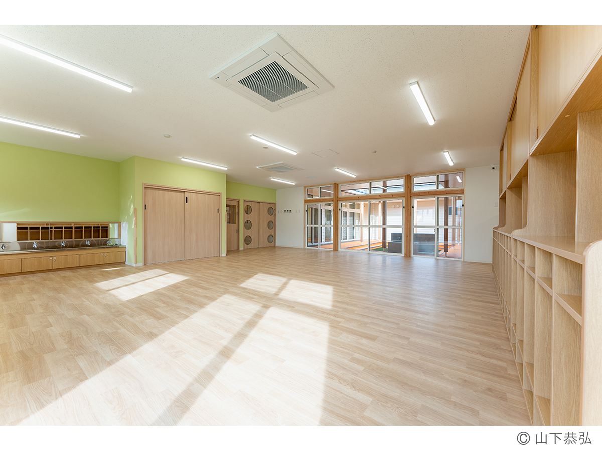中庭に面して明るいわくわくゆめの樹こども園中庭に面する2歳児室